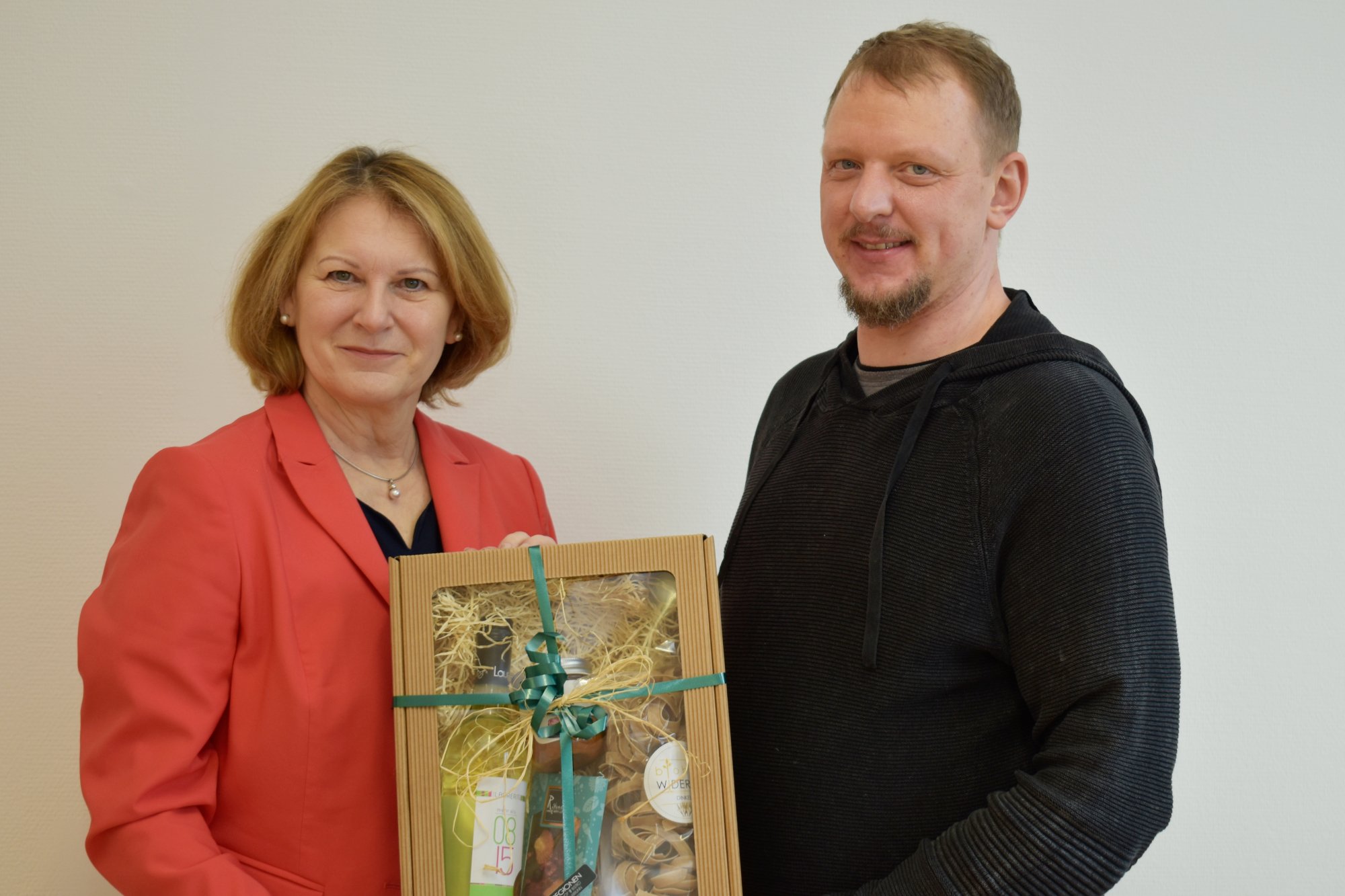 Pflegedirektorin Silvia Hickelsberger gratulierte Johannes Groß sehr herzlich.