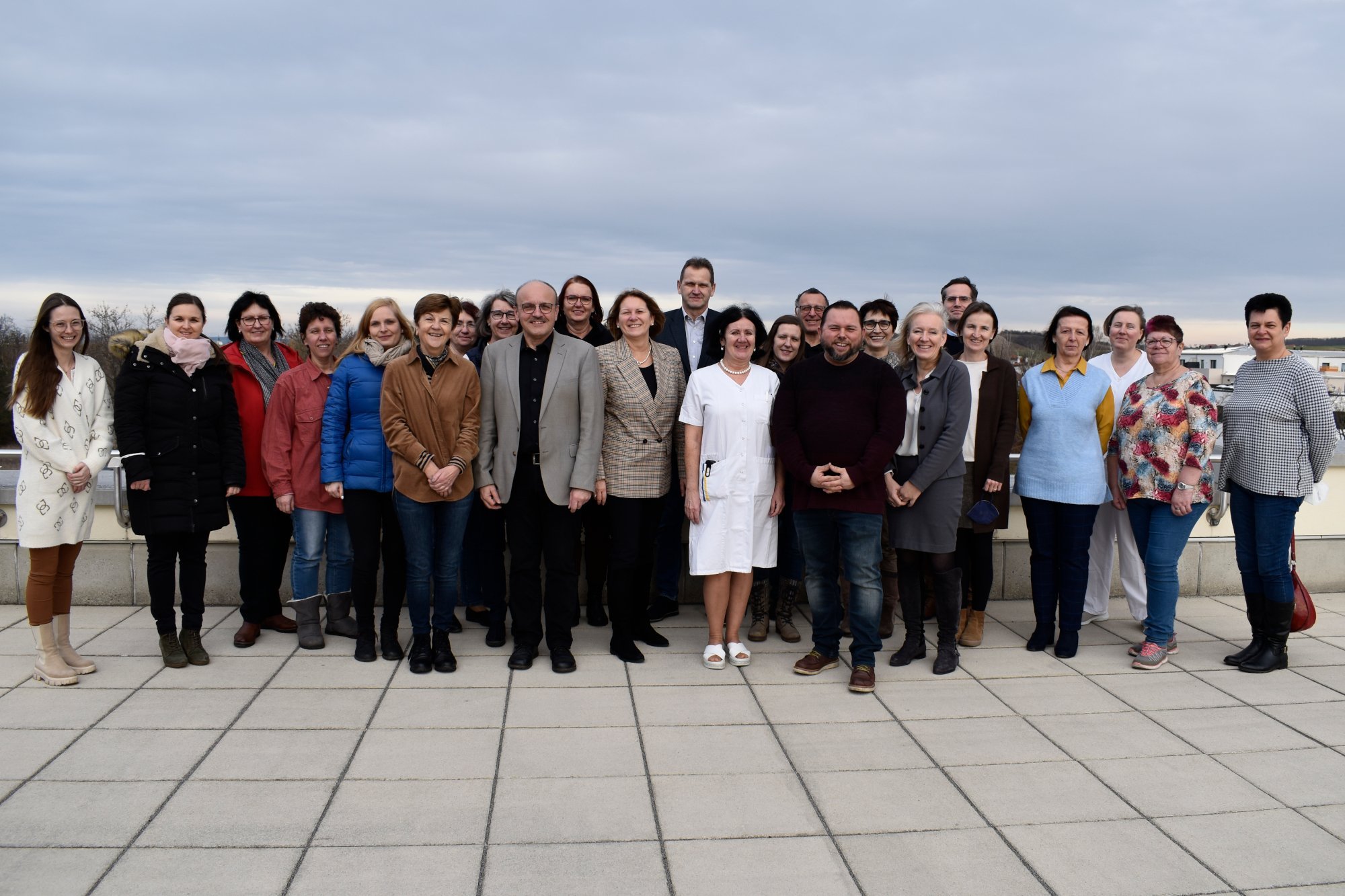 Das Team des Landesklinikums Hollabrunn mit den Gästen aus dem Schulwesen.