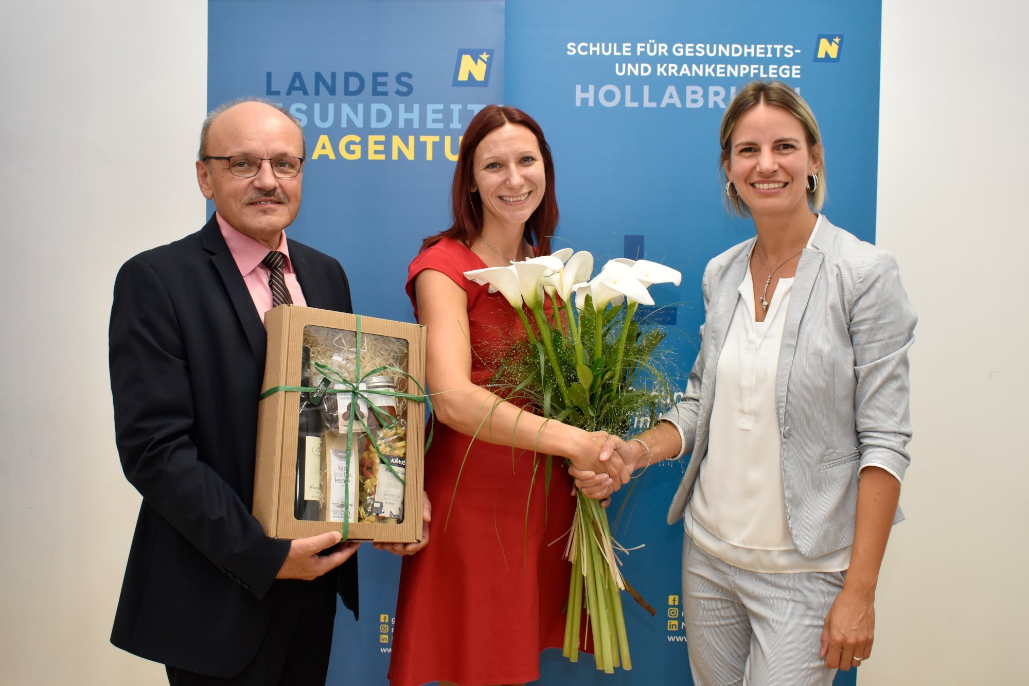 Direktor Brandstötter und Kaufmännische Direktorin Andrea Dankelmaier gratulierten Katharina Schuster