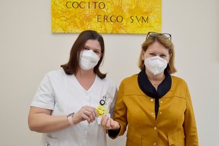Pflegedirektorin Silvia Hickelsberger begrüßt die neue Stationsleitung Ernestine Petz