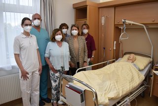 Die Schülerin der Schule für Gesundheits- und Krankenpflege Clarissa Schlögl, DGKP Franz Geiswinkler, Ärztliche Direktorin Prim. Dr. Susanne Davies, Riskmanager DGKP Daniel Grüner, Pflegedirektorin DGKP Silvia Hickelsberger MSc, MBA und DPGKP Johanna Smejkal.