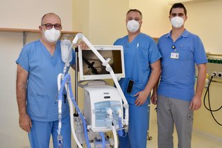 OA Dr. Gerfried Naderer, STL DGKP Michael Dörfler und Ing. Christoph Hummel mit einer neuen Beatmungsmaschine