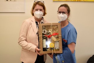 Pflegedirektorin Silvia Hickelsberger gratulierte Viktoria Berger