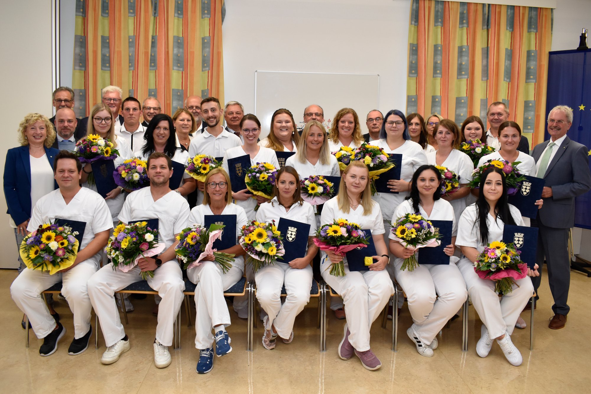 Die Absolventinnen und Absolventen der dreijährigen Ausbildung im gehobenen Dienst zur Gesundheits- und Krankenpflege samt Ehrengästen