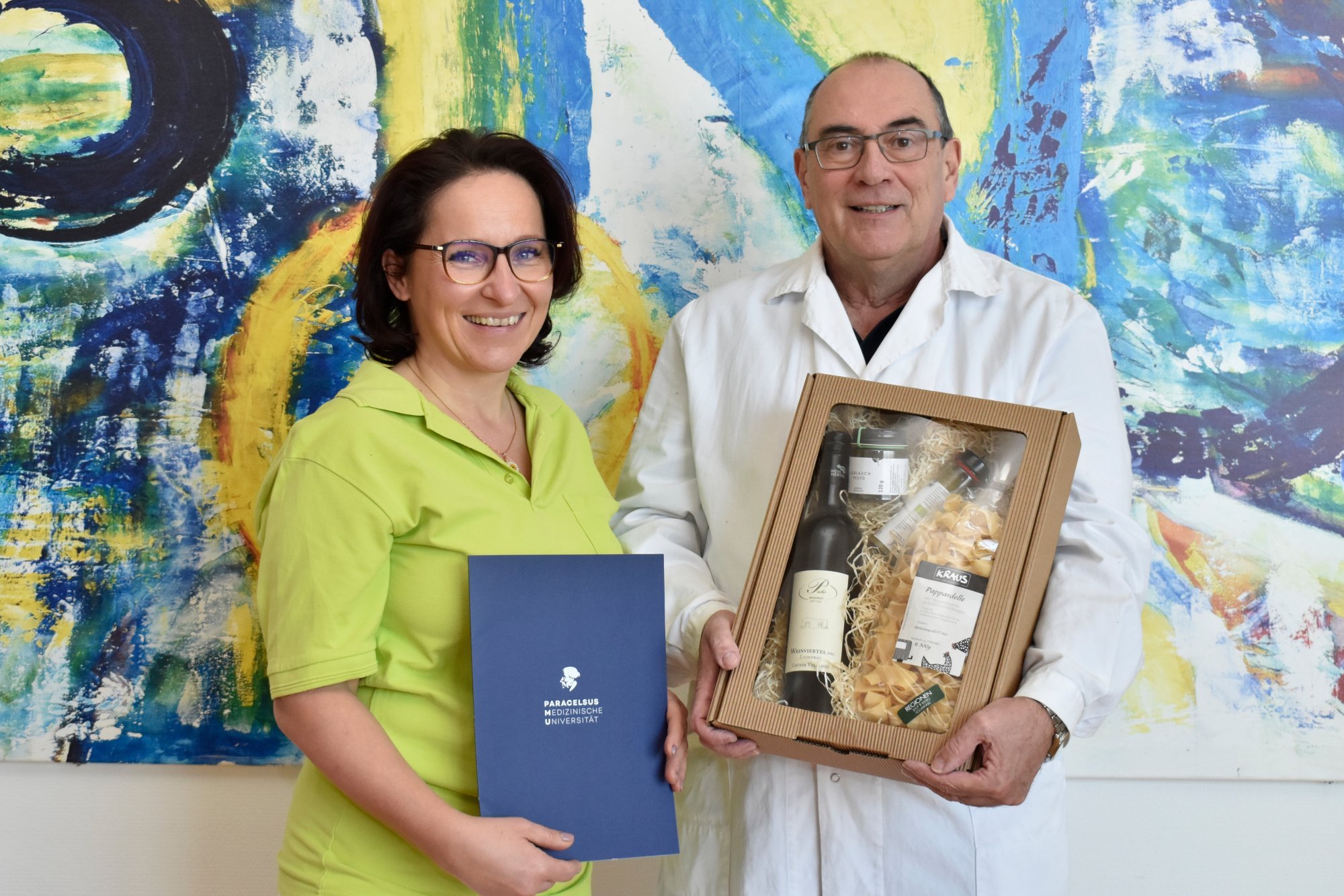 Interim. Ärztlicher Direktor Rainer Ernstberger gratulierte Manuela Gruber sehr herzlich zum Ausbildungsabschluss
