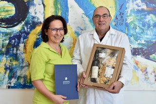 Interim. Ärztlicher Direktor Rainer Ernstberger gratulierte Manuela Gruber sehr herzlich zum Ausbildungsabschluss