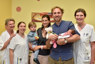 Die Mitarbeiterinnen und Mitarbeiter des Klinikums gratulieren den stolzen Eltern von Jubiläumsbaby Flora sehr herzlich.