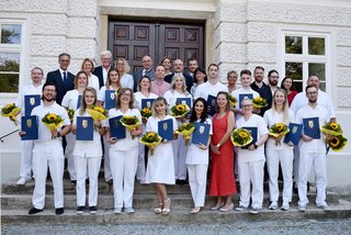 Die Absolventinnen und Absolventen samt Ehrengästen bei der Abschlussfeier.