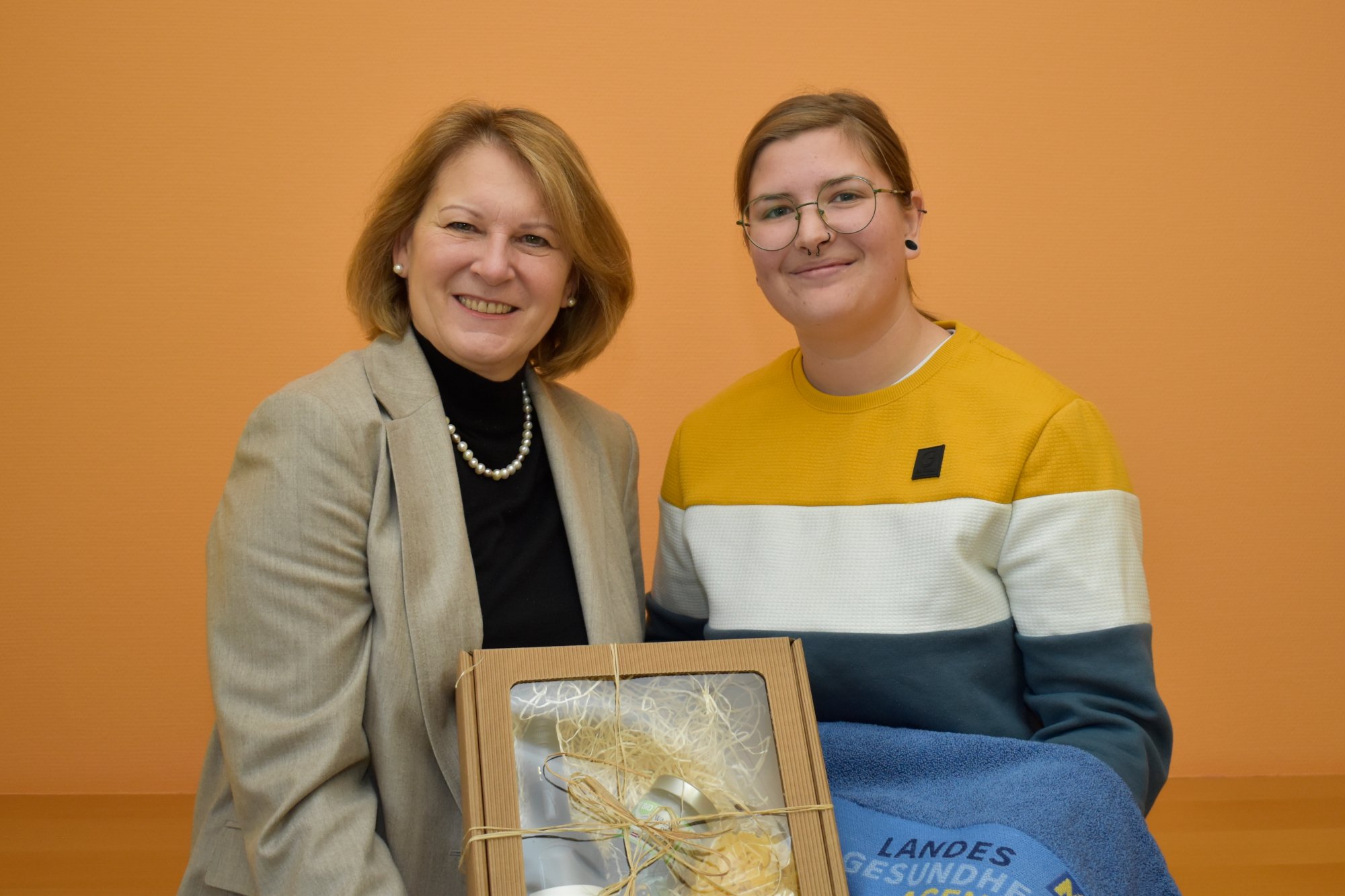 Pflegedirektorin Silvia Hickelsberger gratulierte Denise Kurzweil 