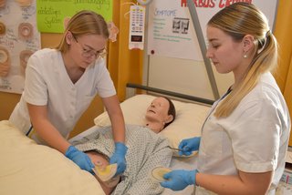 Den Besucherinnen und Besuchern wurde die fachgerechte Stoma-Versorgung präsentiert