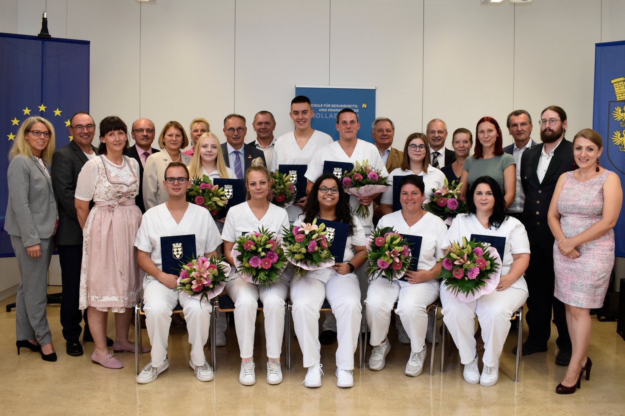 Die Absolventinnen und Absolventen der zwei- und dreijährigen Ausbildung in der Gesundheits- und Krankenpflege samt Ehrengästen