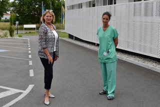 Pflegedirektorin Silvia Hickelsberger begrüßt Stationsleitung Nicole Weinzettl