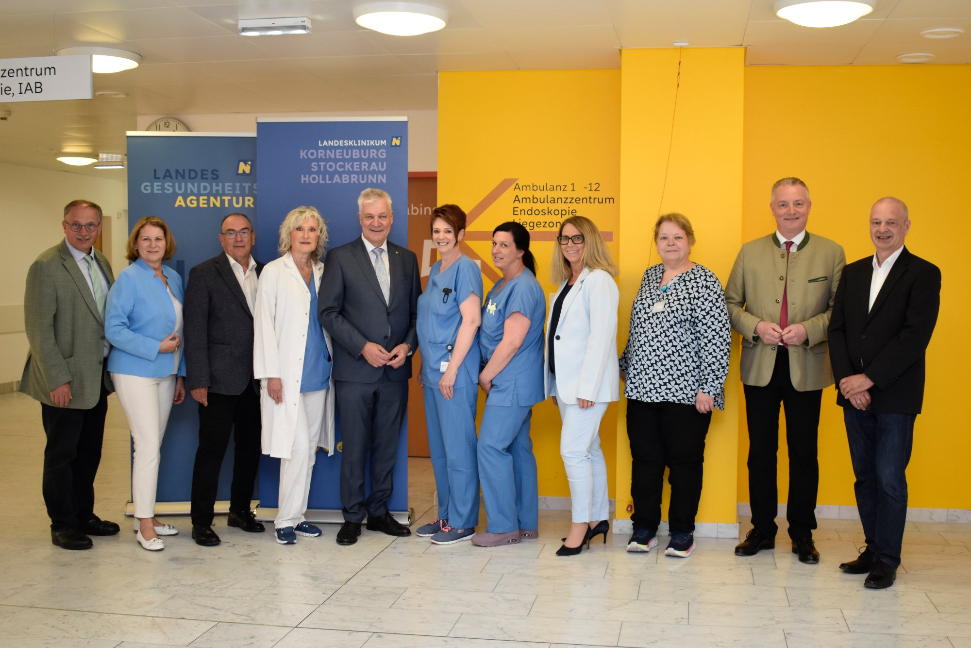 Die Klinikleitung mit den Besuchern beim Rundgang am Standort Hollalbrunn