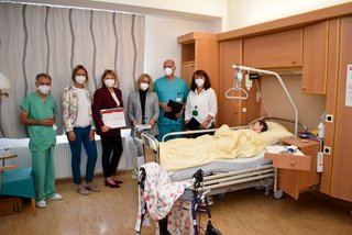 Primarius Dr. Karl Anzböck, Kaufm. Direktorin Andrea Dankelmaier, Pflegedirektorin DGKP Silvia Hickelsberger, die Geschäftsführerin der Gesundheit Weinviertel GmbH Mag. Katja Sacher, DGKP Franz Geiswinkler und Riskmanagerin DPGKP Johanna Smejkal im Trainingsraum „Room of horrors“