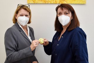 Pflegedirektorin Silvia Hickelsberger gratuliert Risikomanagerin Johanna Smejkal