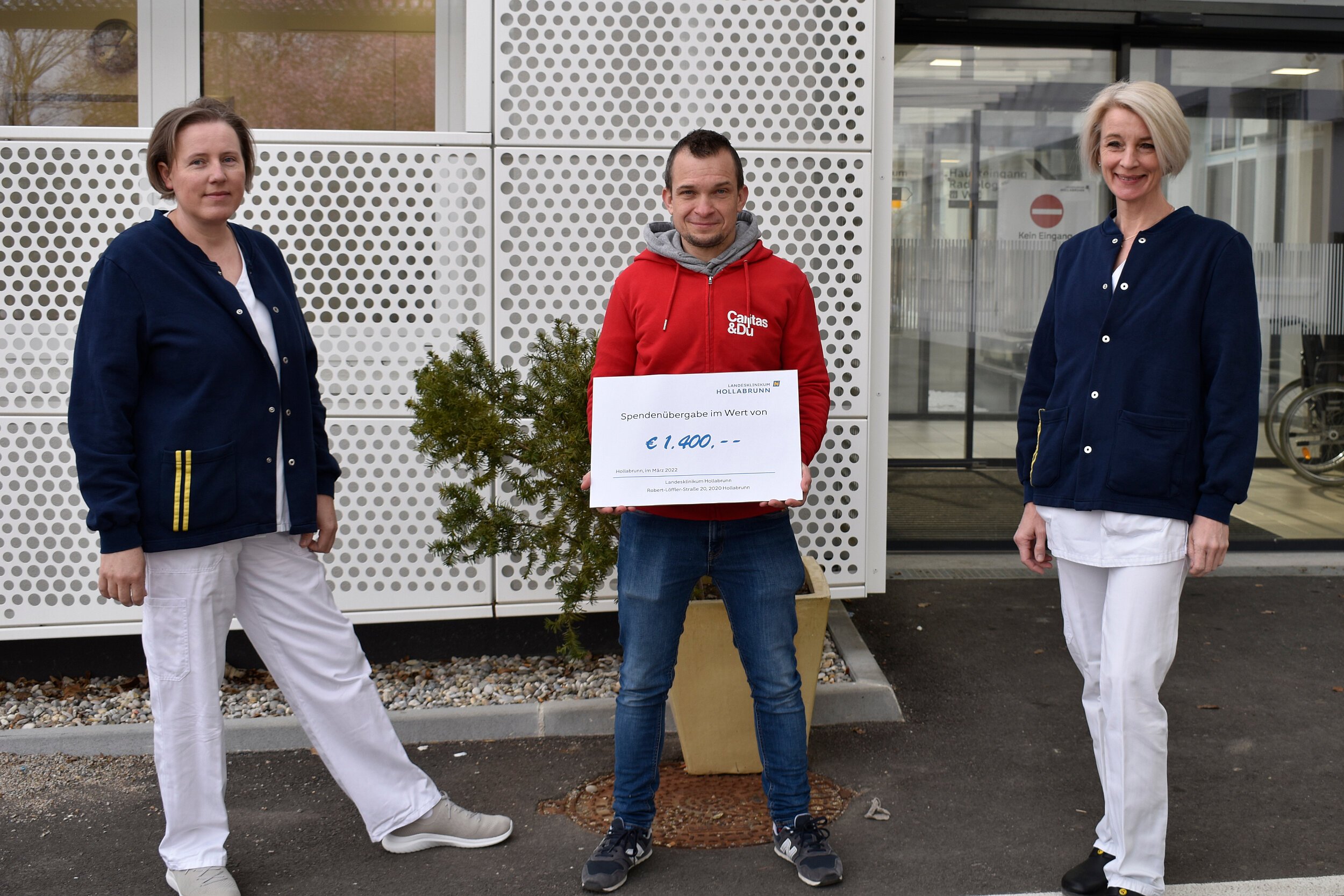 STL Schlögelbauer, Caritas-Koordinator Mangol und Bereichsleitung Langmayr bei der Spendenübergabe.