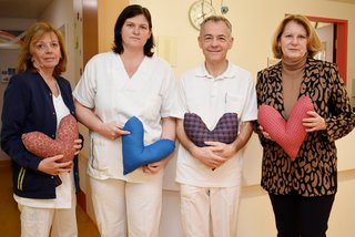 Christine Amon, Ernestine Petz, Karl Anzböck und Silvia Hickelsberger mit Herzkissen