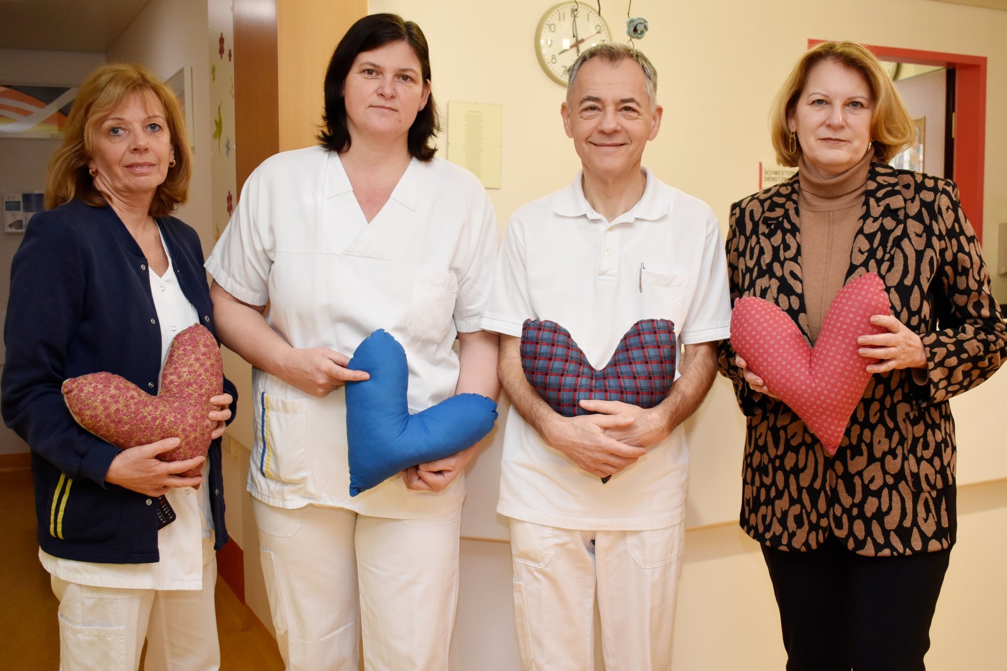 Christine Amon, Ernestine Petz, Karl Anzböck und Silvia Hickelsberger mit Herzkissen
