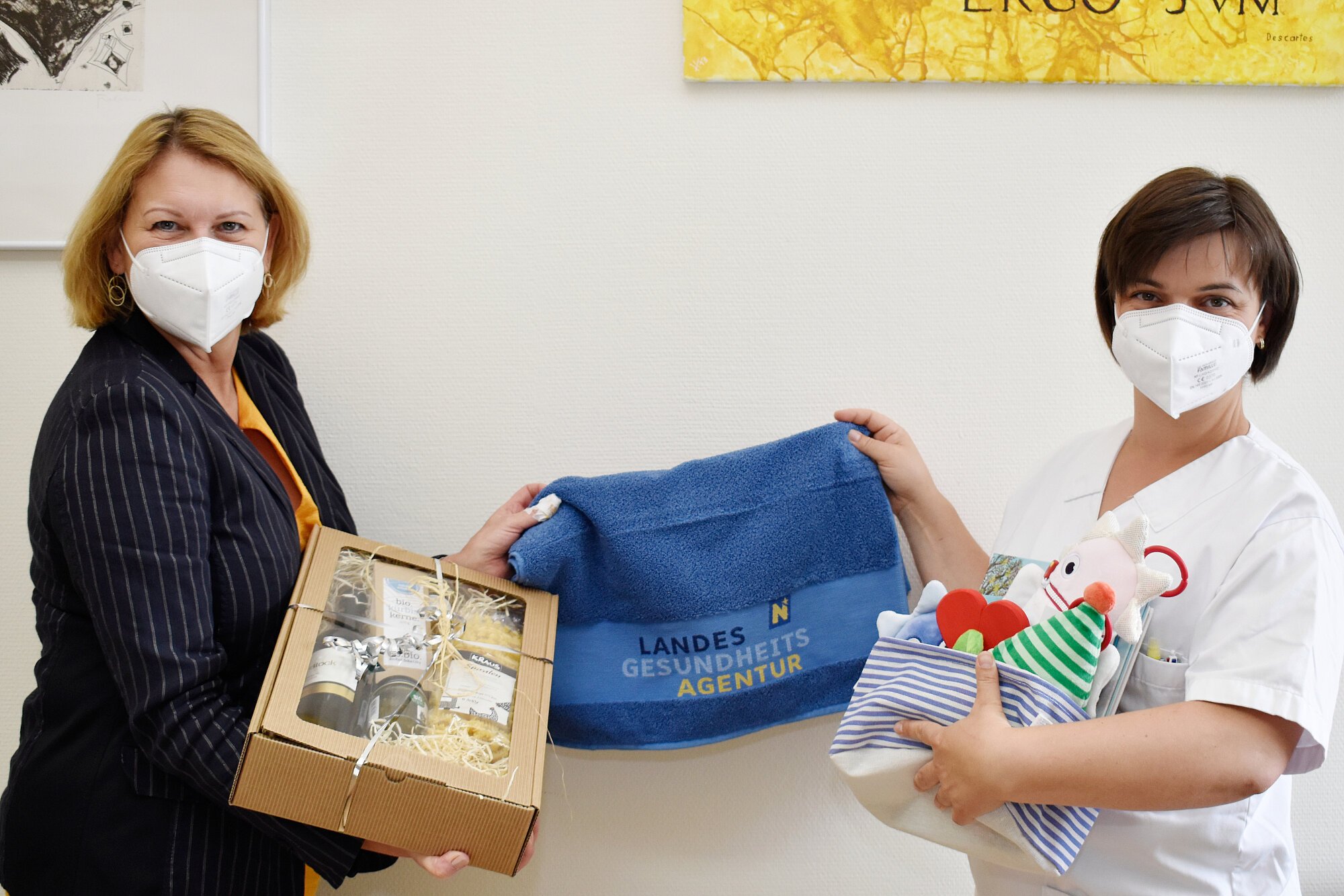 Pflegedirektorin DGKP Silvia Hickelsberger, MSc, MBA gratuliert DGKP Sandra Busta