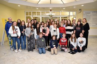 Die Jugendlichen der Musikmittelschule Göllersdorf zu Besuch im Landesklinikum Hollabrunn mit Pflegedirektorin DGKP Silvia Hickelsberger, MSc, MBA