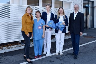 Die FSJ-Teilnehmerinnen mit der Klinikleitung