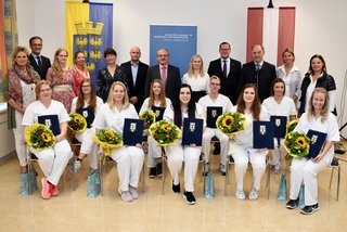 Die Absolventinnen und Absolventen samt Ehrengästen bei der Abschlussfeier.