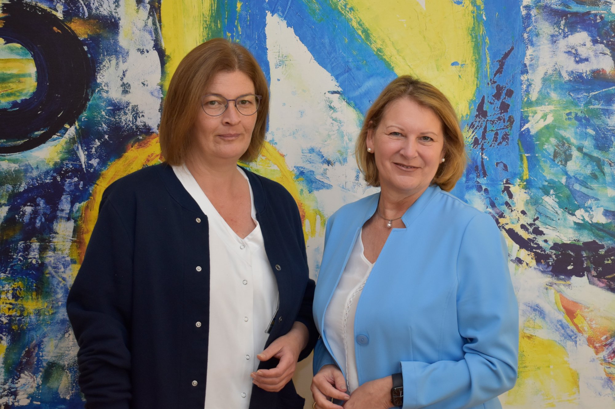 Pflegedirektorin Hickelsberger gratulierte Stationsleitung Langer