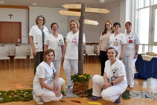 Monika Jachs, Dr. Doris Jaux, Petra Rohringer, Anita Kohl, Sandra Busta und Manuela Wolfram sowie Koordinatorin Birgit Leißer und Claudia Schirrer bei der Gedenkfeier