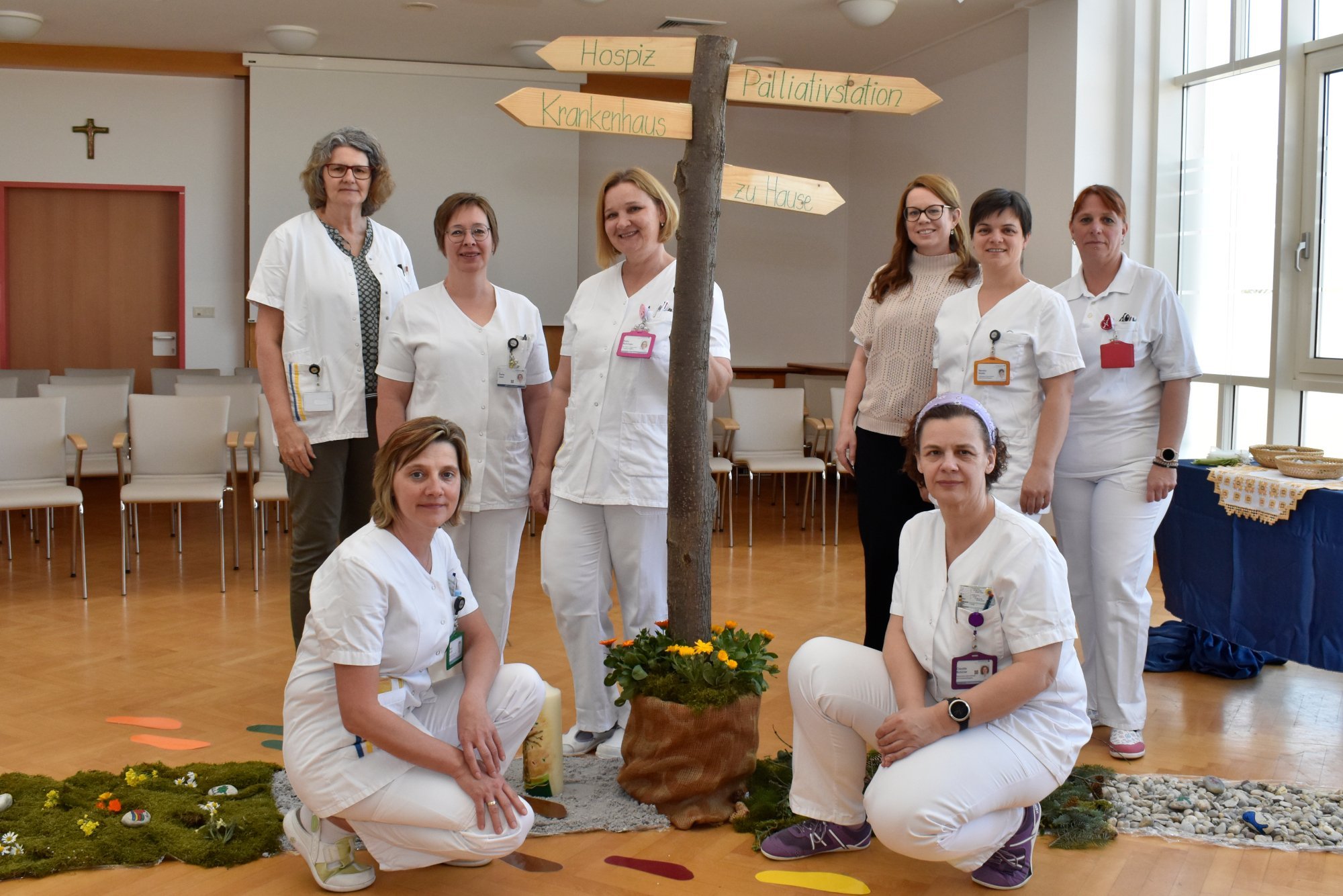 Monika Jachs, Dr. Doris Jaux, Petra Rohringer, Anita Kohl, Sandra Busta und Manuela Wolfram sowie Koordinatorin Birgit Leißer und Claudia Schirrer bei der Gedenkfeier