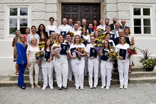 Die Absolventinnen und Absolventen der zweijährigen Pflegefachassistenz-Ausbildung in der Schule für Gesundheits- und Krankenpflege Hollabrunn samt Ehrengästen