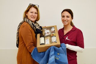 Pflegedirektorin Silvia Hickelsberger gratulierte Nina Hammerschmid