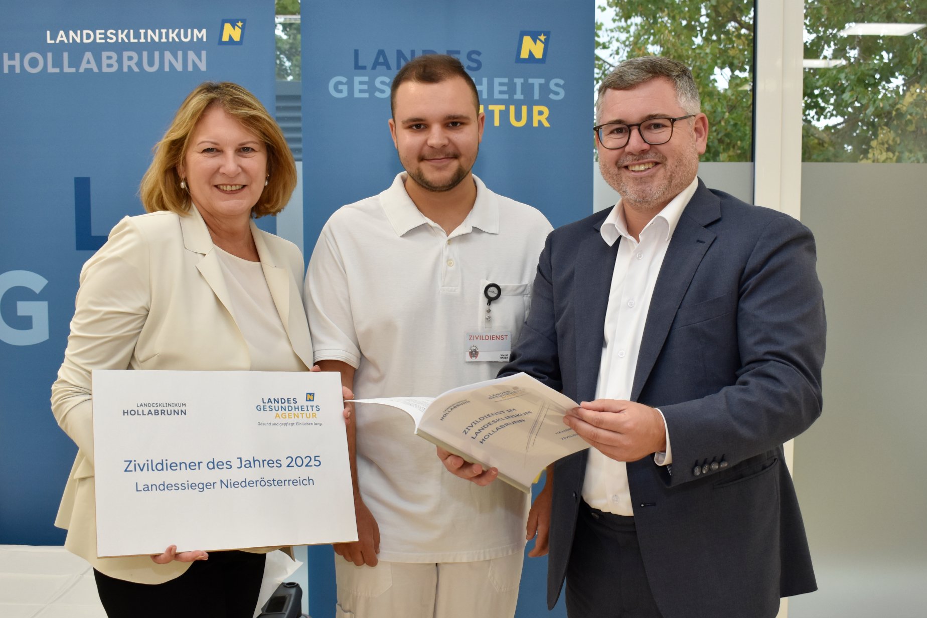 Pflegedirektorin Silvia Hickelsberger und Landesrat Ludwig Schleritzko gratulierten Zivildiener Marcel Rauer 