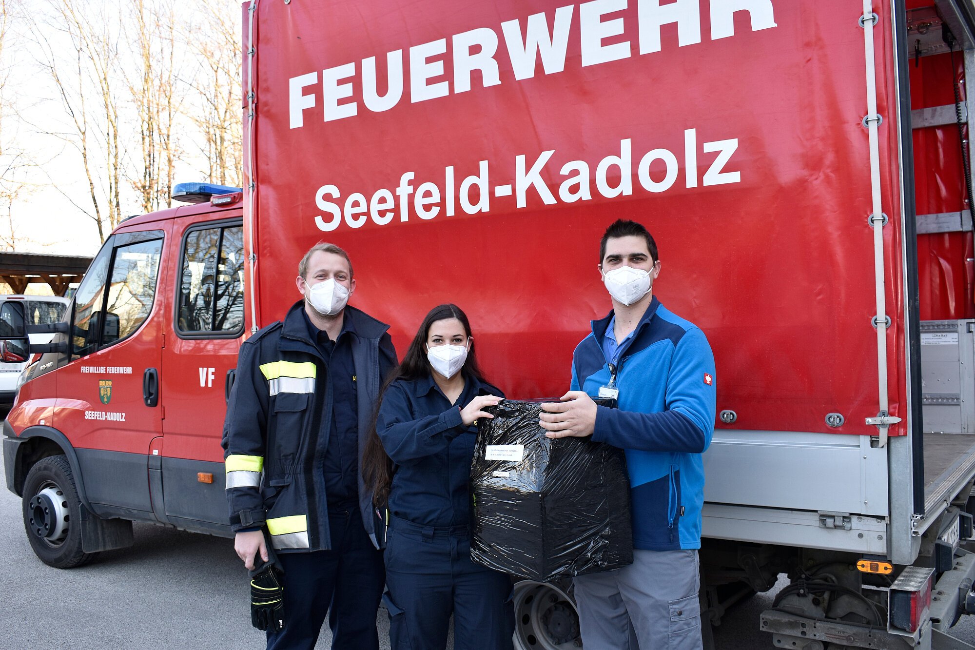 Ing. Christoph Hummel bei der Spendenübergabe an die Mitglieder der Feuerwehr