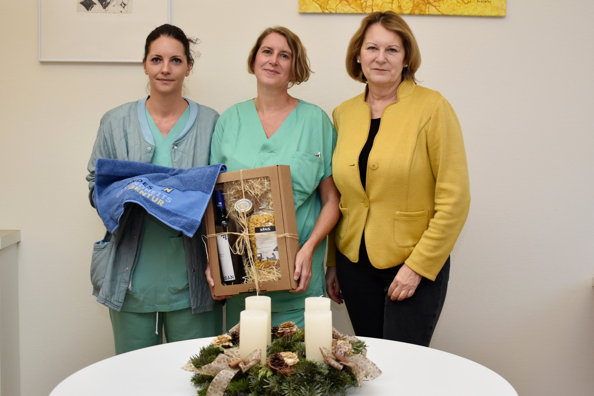STL Weinzettl und Pflegedirektorin Hickelsbergergratulierten DGKP Arampatsis