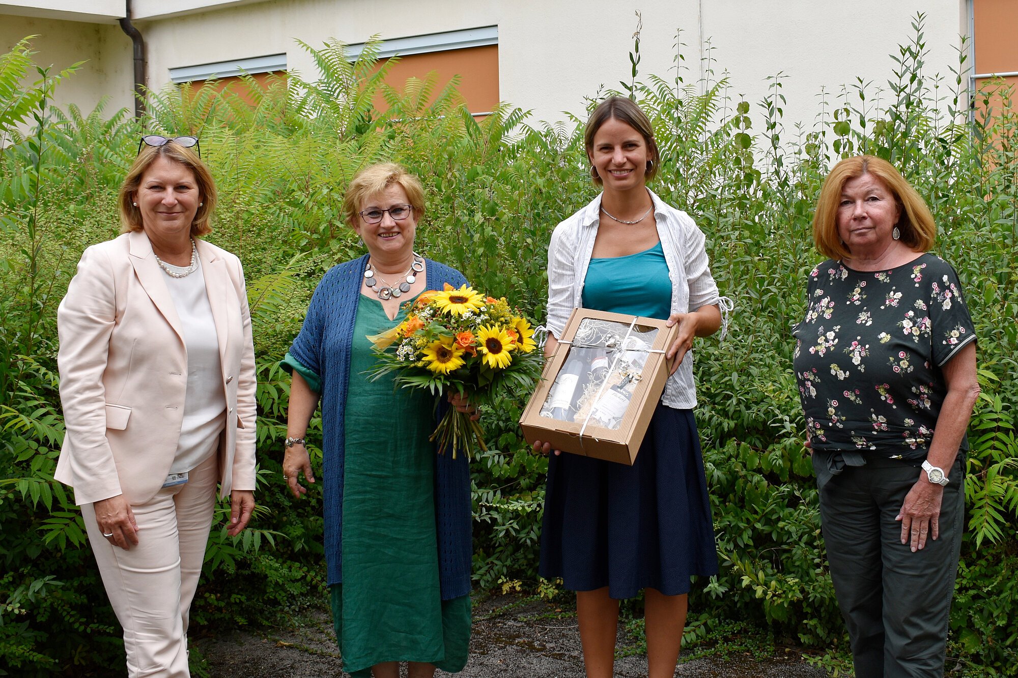 Die Klinikleitung bedankt sich bei Seelsorgerin Monika Sulz