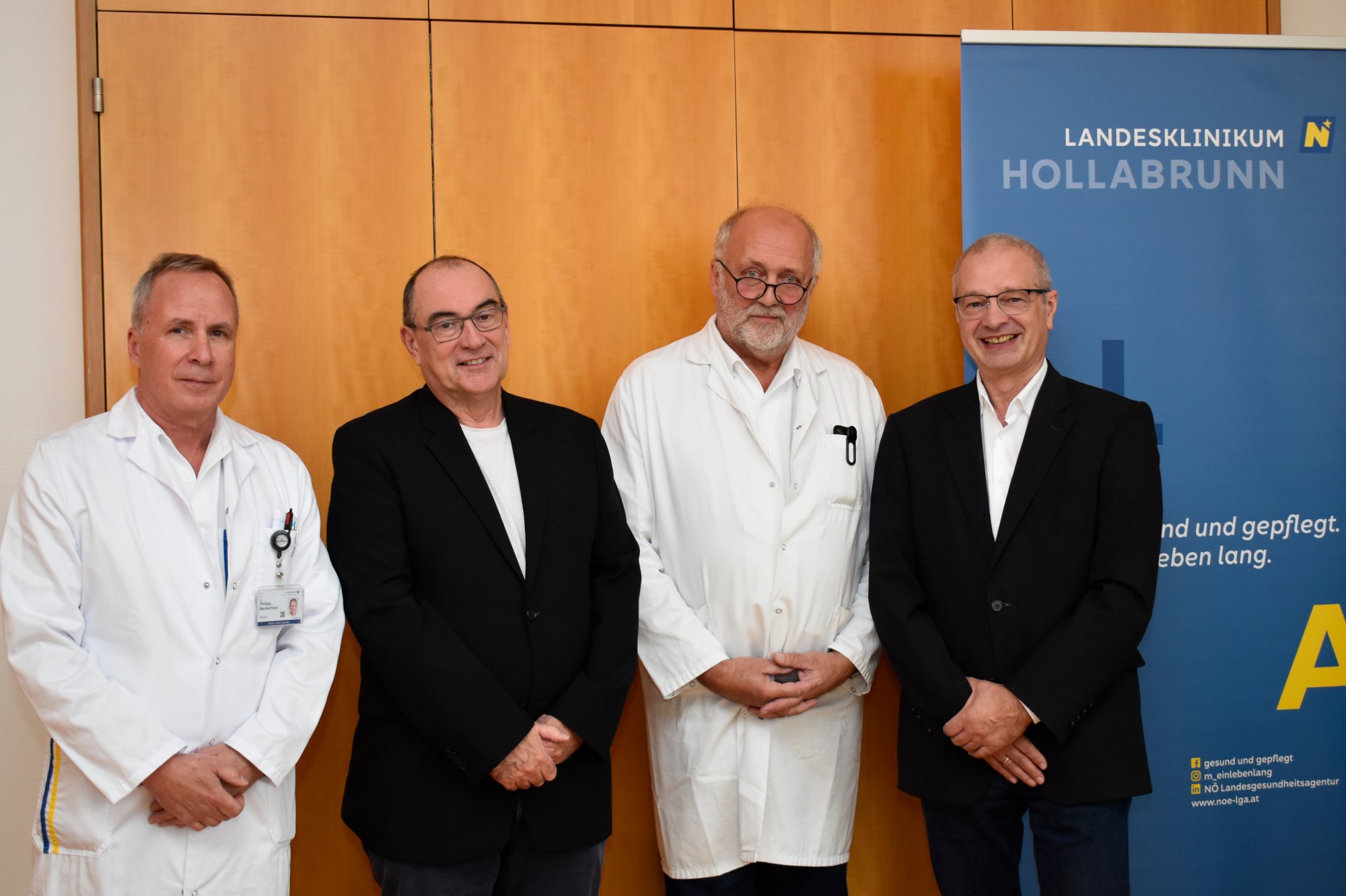OA Dr. Philipp Beckerhinn, interim. Ärztlicher Direktor Dr. Rainer Ernstberger, MSc, MBA und interim. Kaufmännischer Direktor Dipl. KH-BW Anton Hörth wünschten Primarius Dr. Franz Hoffer alles Gute für den neuen Lebensabschnitt. 