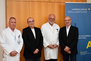 OA Dr. Philipp Beckerhinn, interim. Ärztlicher Direktor Dr. Rainer Ernstberger, MSc, MBA und interim. Kaufmännischer Direktor Dipl. KH-BW Anton Hörth wünschten Primarius Dr. Franz Hoffer alles Gute für den neuen Lebensabschnitt.