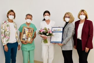 Freuen sich über die Auszeichnung: Kaufm. Direktorin Andrea Dankelmaier, BA MA MA, Primarius Dr. Karl Anzböck, STL Hebamme Ursula Eckhardt, MSc, GF Mag. Katja Sacher, BSc (Gesundheit Weinviertel GmbH) und Pflegedirektorin DGKP Silvia Hickelsberger, MSc, MBA
