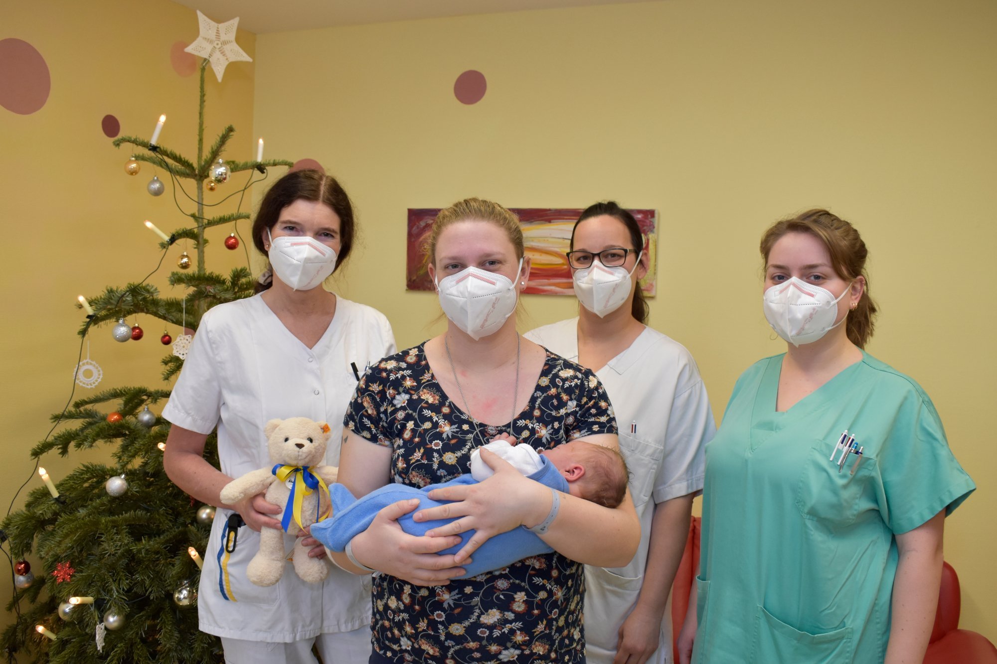 Stationsleitung Ursula Eckhardt, Juliane Pass mit Baby Lukas, DGKKP Beatrice Bachmaier und Hebamme Eugenie Huber
