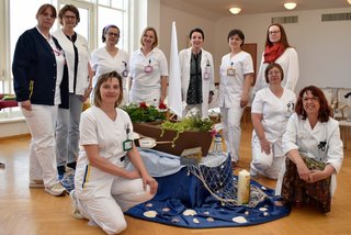Das Klinikums-Team sowie die Koordinatorin des ehrenamtlichen Hospizteams, welche die Gedenkfeier zum Thema „Gemeinsam in einem Boot“ gestalteten.