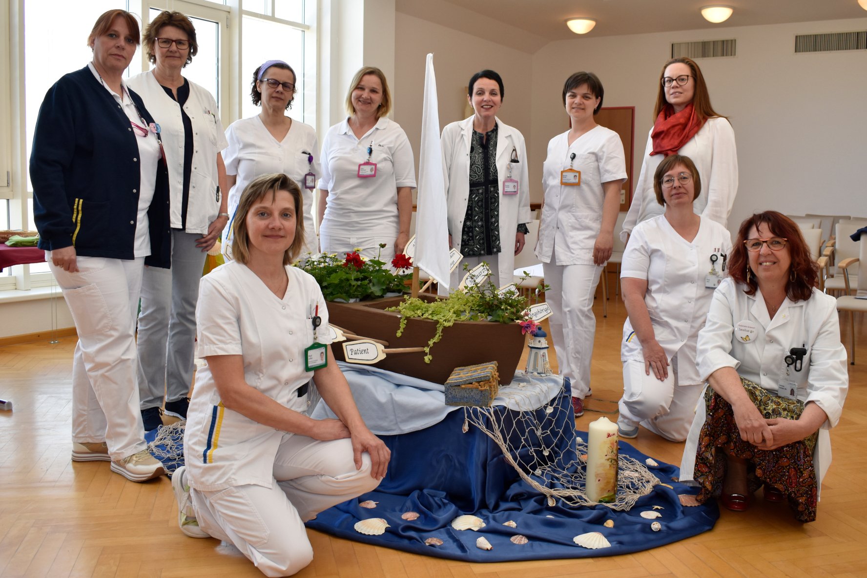 Das Klinikums-Team sowie die Koordinatorin des ehrenamtlichen Hospizteams, welche die Gedenkfeier zum Thema „Gemeinsam in einem Boot“ gestalteten.