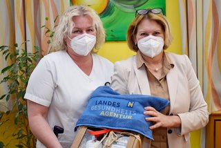 Pflegedirektorin Silvia Hickelsberger gratulierte DGKP Karin Wagner sehr herzlich