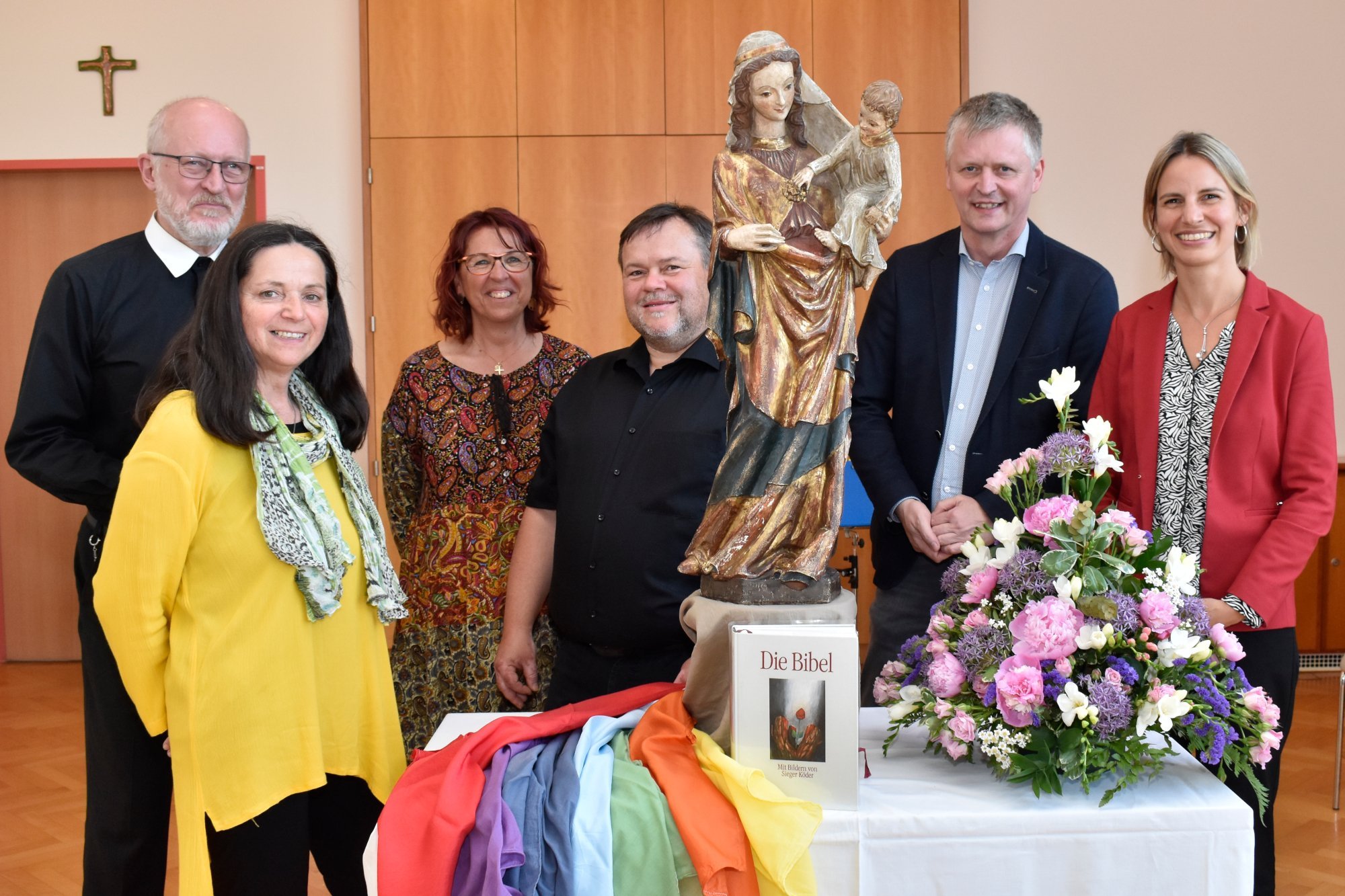 Pfarrer Eduard Schipfer, Elisabeth Zeller, Seelsorgerin Gabriele Granser, BA, Chorleiter Joachim Celoud, Stadtrat Günter Schnötzinger und Kaufmännische Direktorin Andrea Dankelmaier, BA MA MA bei der Maiandacht.