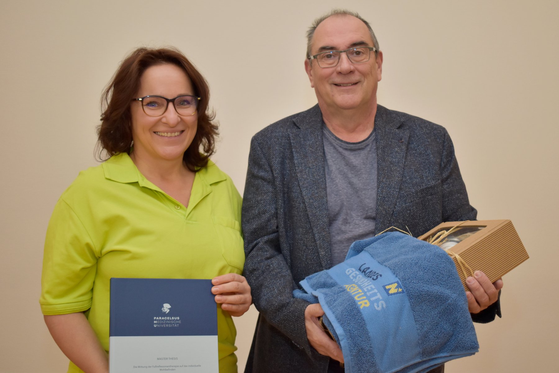 Direktor Ernstberger gratulierte Manuela Gruber
