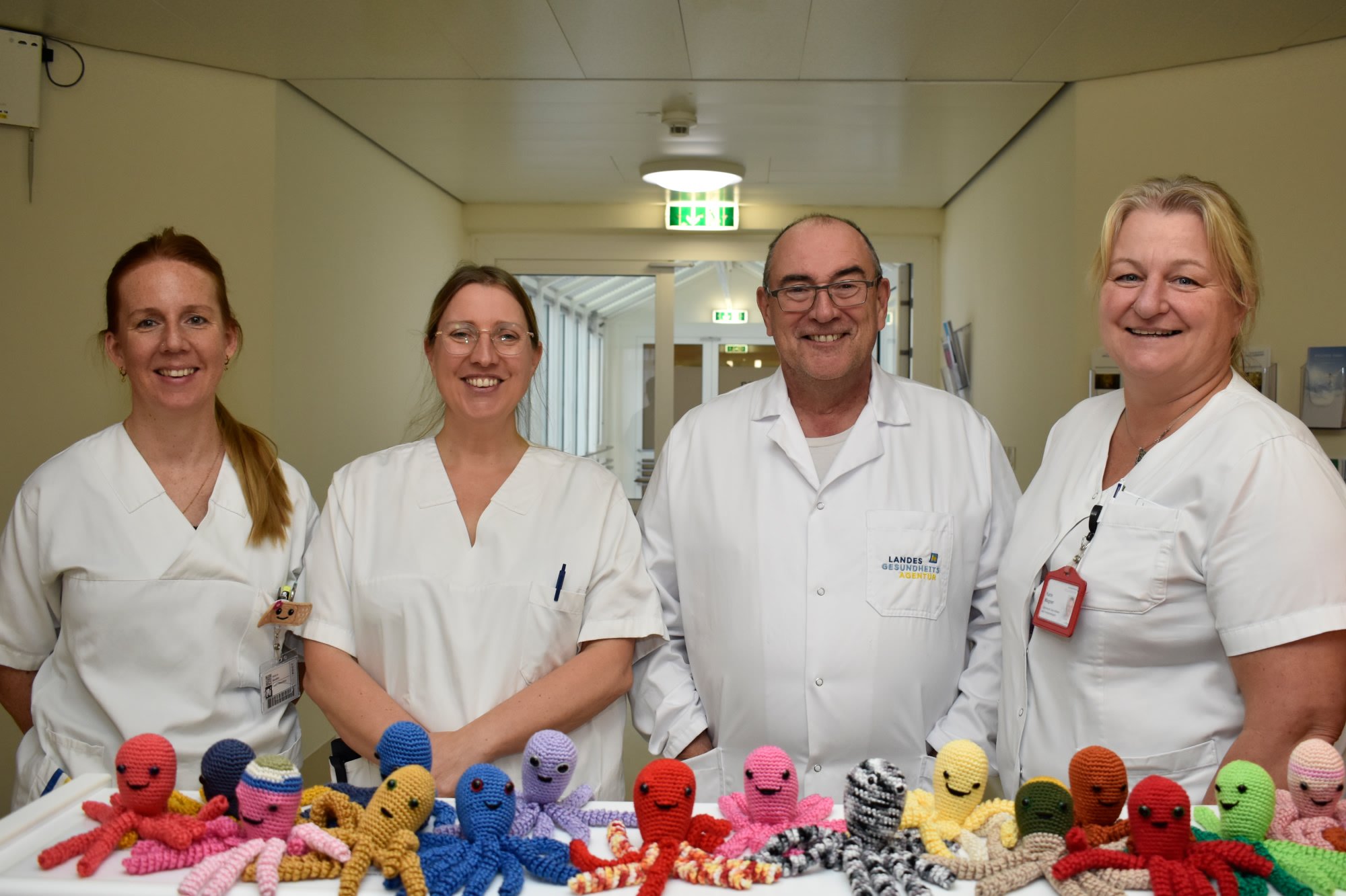 Das Team der Palliativstation mit den Häkelkraken