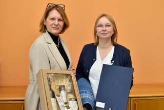 Pflegedirektorin Silvia Hickelsberger gratulierte Caroline Steinacher
