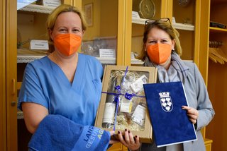 Pflegedirektorin Silvia Hickelsberger gratulierte Nicole Meininger zur bestandenen Ausbildung