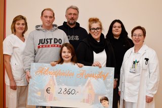 Koordinatorin Birgit Leißer, Roman Schimann, Thomas Rein, Daniela Haider, Leonie Rein, Palliativärztin Dr. Doris Jaux und Marie Haider bei der Spendenübergabe