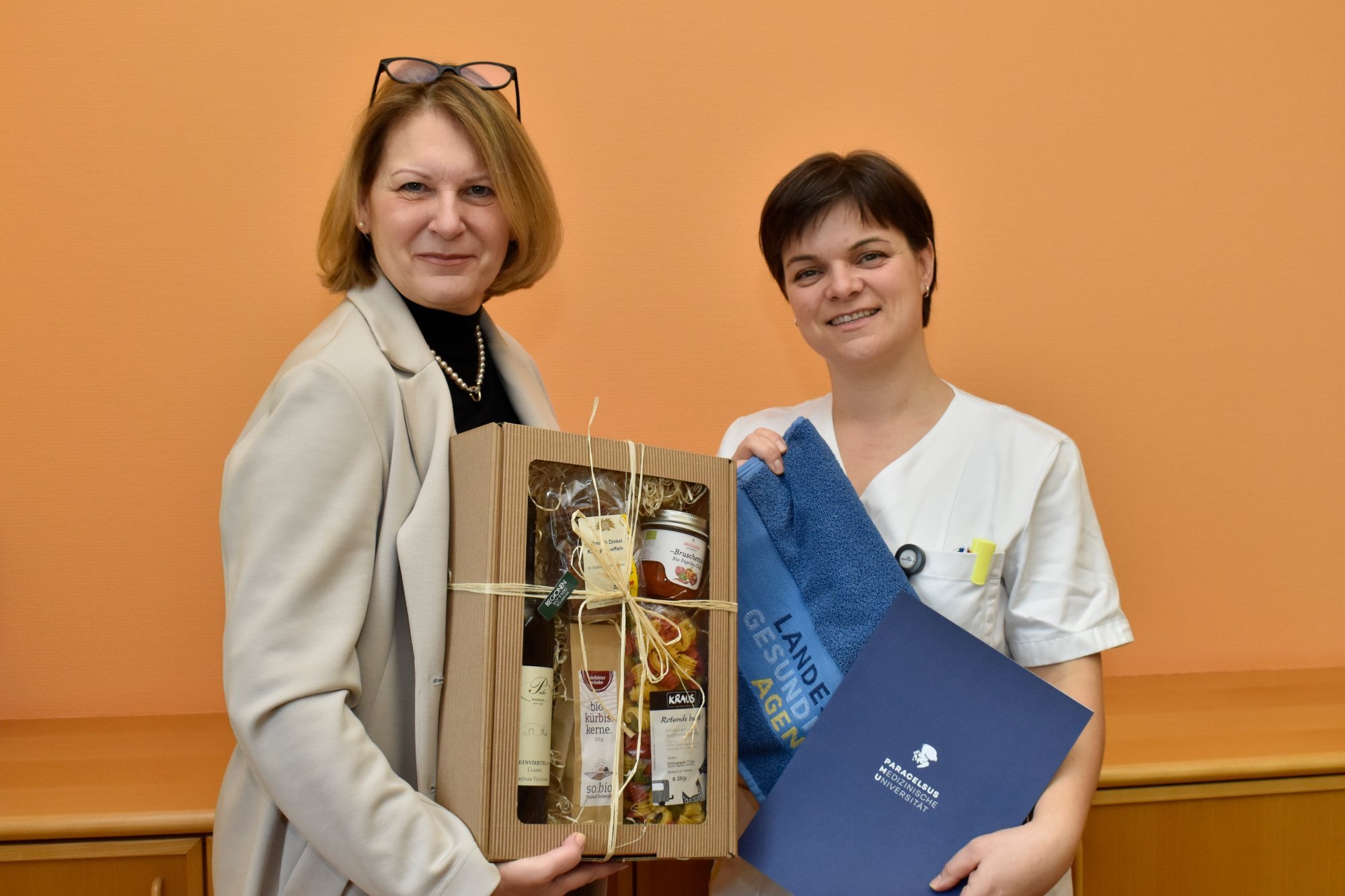 Pflegedirektorin Silvia Hickelsberger gratulierte DGKP Sandra Busta