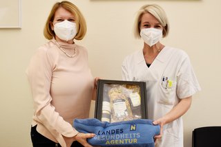 Pflegedirektorin Silvia Hickelsberger gratulierte Bereichsleitung Angelika Langmayr